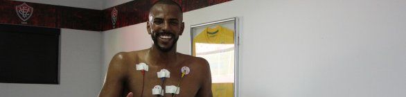Bom na bola aérea, Ruan Renato aumenta concorrência na defesa do Vitória
