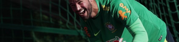 Times: Alisson é um dos nomes que mudou patamar de goleiros brasileiros
