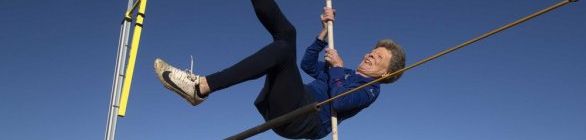 Nunca é tarde: conheça a vovó que bate recordes no salto com vara aos 85 anos