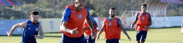 Elenco do Bahia faz treino técnico e de finalização