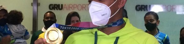 Baiano Isaquias Queiroz é recebido pela torcida ao voltar de Tóquio