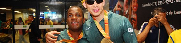 Jefinho e Cassio são recebidos com festa em Salvador