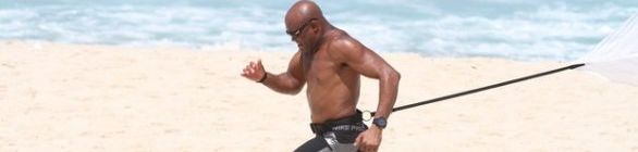 Anderson Silva treina debaixo de sol na praia do Recreio dos Bandeirantes