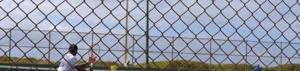 Torneio de tênis movimenta espaço público na orla da Boca do Rio