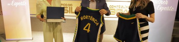 Hortência doa uniforme da prata em Atlanta 1996 para o Memória Olímpica do COB