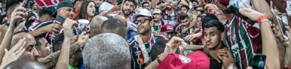 Fred se despede do futebol com vitória e nos braços da torcida