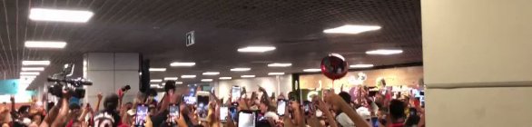 Vitória desembarca em Salvador e faz a festa com a torcida do aeroporto