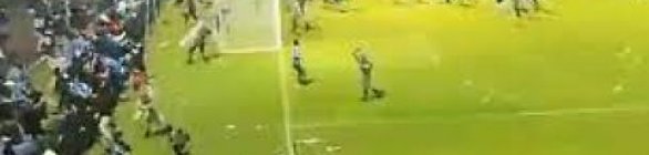 Polícia da Indonésia diz que 129 pessoas morreram em tumulto em jogo de futebol