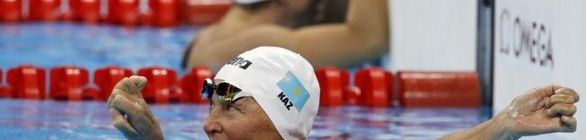 Aos 50 anos, nadadora cazaque chora com ouro: “Não sinto minha idade