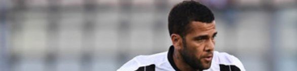 Lateral Daniel Alves quebra a perna em jogo da Juventus contra Genoa