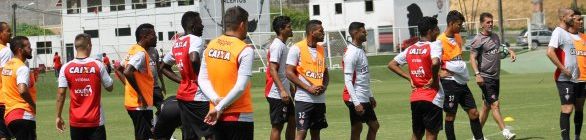 Em dia de testes na lateral, Mancini improvisa Fillipe Soutto