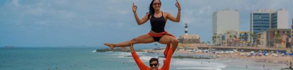 AcroYoga Salvador comemora três anos com aula aberta ao público na Barra