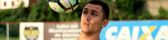 Ex-Flu Vinícius fala sobre enfrentar antigo clube, explica mudanças de Carpegine
