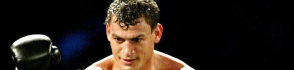 Popó cai, levanta, vence por pontos, e se emociona em despedida do boxe