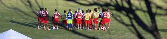 Com foco no Juazeirense, Guto faz treino tático e pede calma com a bola nos pés