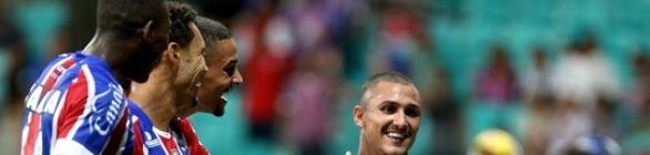 Com dois gols contra e pintura de Brumado, Bahia bate Juazeirense e garante vaga