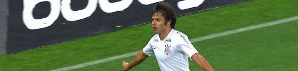 Vitória tenta repetir estratégia, mas se defende e ataca mal e é eliminado