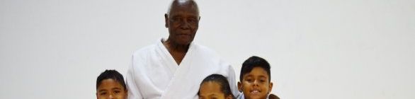 Judoca de 83 anos dá aulas de graça para crianças e jovens carentes em Jacareí,