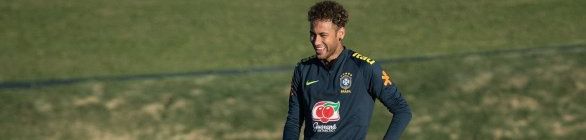 Neymar antecipa agenda em campo e mostra segurança em pé operado