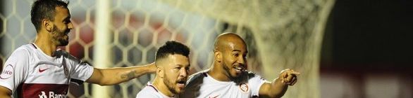 Nos acréscimos, Inter bate o Vitória e vence a primeira fora de casa