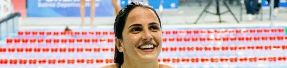 Brasileira que já nadou cortada por estilhaços de vidro ganha quatro ouros