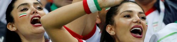 Mulheres iranianas vão aos estádios da Copa e vibram com “primeira vez”