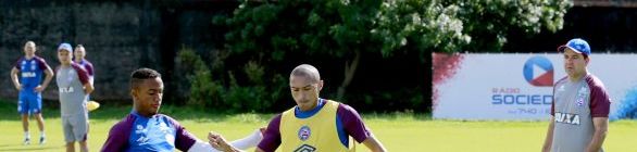 Com dores no joelho, lateral Nino é vetado e não encara a Chapecoense