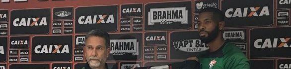 Com homenagem na camisa e pergunta do presidente, João Gabriel é apresentado