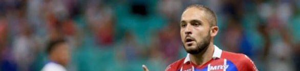 Régis viaja para acertar com o Al Wehda, time do técnico Fábio Carille