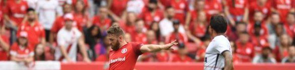 Inter sai atrás com gol contra, mas vira sobre o Vitória com pênalti inexistente