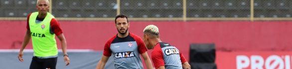 Com retornos de Neilton e Léo Gomes, Vitória divulga lista de relacionados