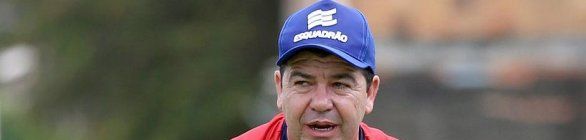 Enderson reconhece necessidade de ajustes no time e mostra confiança 