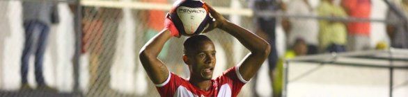 Zagueiro Everton Sena negocia com o Vitória para a Série B