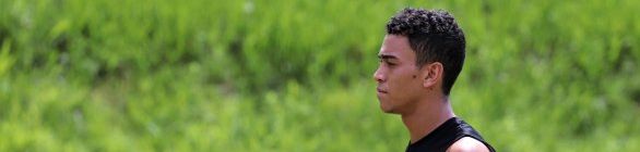Caíque comemora gol na estreia como profissional do Vitória