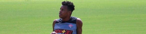 Com contrato até o fim do ano, Edcarlos é afastado do grupo principal do Vitória