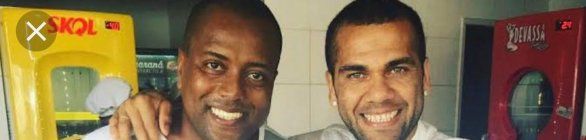 Daniel Alves dobrou poderoso Evaristo para estrear em 2001