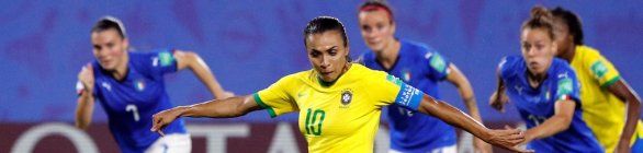 Marta esquece susto com lesão e assume protagonismo também fora de campo