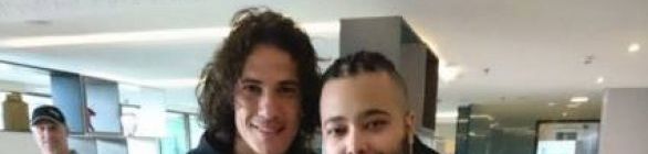 Futebol arte: em Salvador, Cavani recebe caricatura de fã baiano