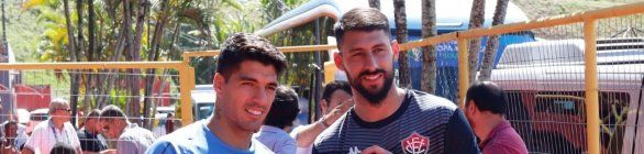 Goleiro Martín Rodríguez presenteia jogadores do Uruguai com camisa do Vitória