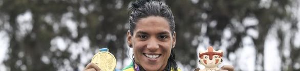 Ana Marcela cresce na reta final e conquista ouro na maratona aquática