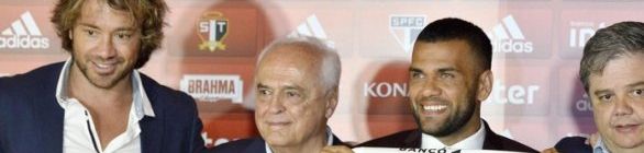 Daniel Alves realiza 