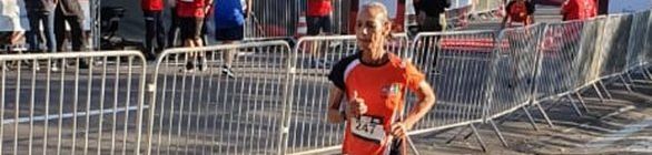 Com 2 empregos, corredora de 61 anos vence jovens, soma 67 pódios em 67 provas