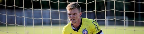 Douglas avalia necessidade de jogar com os pés e comenta evolução com Rogério