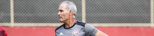 Vitória dá salto em aproveitamento como visitante, mas mantém números em casa