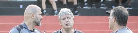 Geninho reclama de chances perdidas e aponta falhas do Vitória