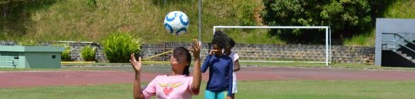Projeto social garante escolinha de futebol para meninas no estádio de Pituaçu