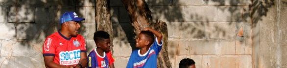 Roger convida garotos que vendem amendoim para assistir ao treino do Bahia