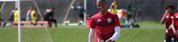 Lucas Cândido treina com bola e se aproxima de retorno