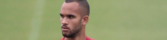 Vitória anuncia compra de João Victor, que assina por cinco temporadas