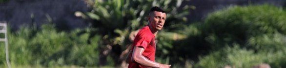 Em dia de treino na Toca, Vico se apresenta ao Vitória e inicia exames médicos